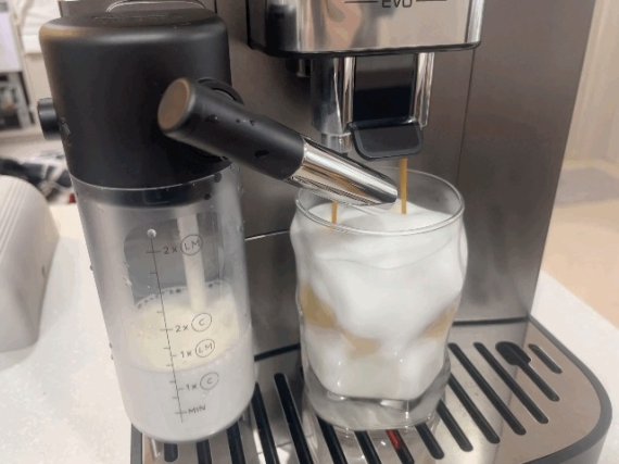 드롱기 마그니피카 에보 라떼 모델로 라떼 마키아토를 만드는 모습. ⓒ News1 이민주 기자