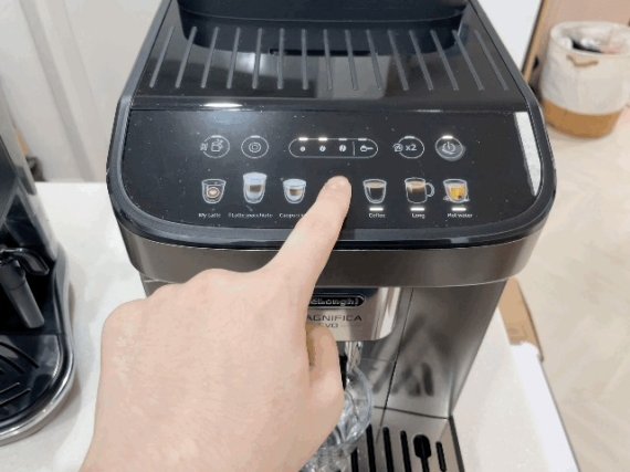 드롱기 마그니피카 에보 라떼 모델로 커피를 내리는 모습. 직관적 디스플레이가 인상적이다. ⓒ News1 이민주 기자