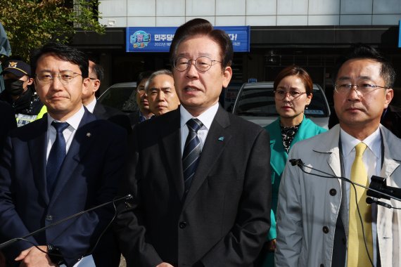 더불어민주당 이재명 대표가 민주연구원에 대한 검찰 압수 수색이 진행 중인 24일 오전 서울 여의도 더불어민주당 중앙당사 앞에서 기자회견을 하고 있다. 2022.10.24 연합뉴스.