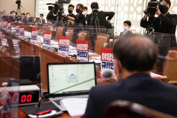 檢, 민주당 당사 압수수색에... 각 상임위 종합감사 진행 연기 및 파행