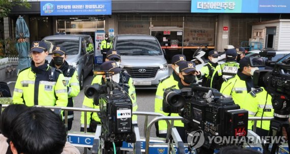 검찰, 민주연구원 압수수색…민주당사 진입 사진=연합뉴스