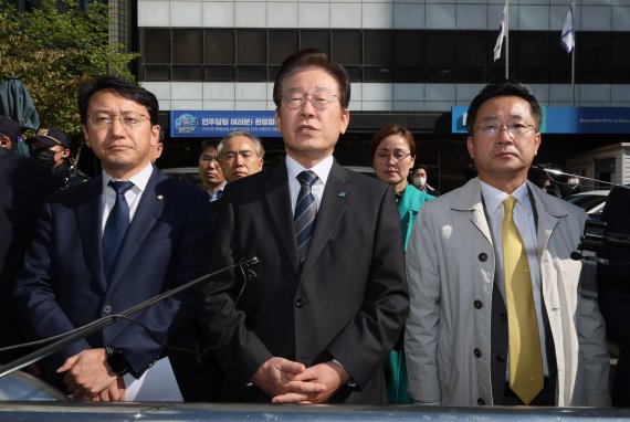 더불어민주당 이재명 대표가 민주연구원에 대한 검찰 압수 수색이 진행 중인 24일 오전 서울 여의도 더불어민주당 중앙당사 앞에서 취재진에게 입장을 밝히고 있다. 2022.10.24 연합뉴스