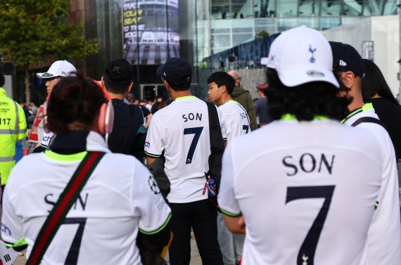 뉴캐슬전에 모인 손흥민의 팬들. ⓒ 로이터=뉴스1