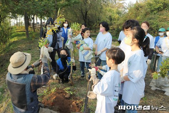 지난 22일 효성 임직원과 서울 시민들이 마포구 노을공원에 위치한 '효성 나눔의 숲'에서 나무 심기 행사에 참여하고 있다. 효성 제공