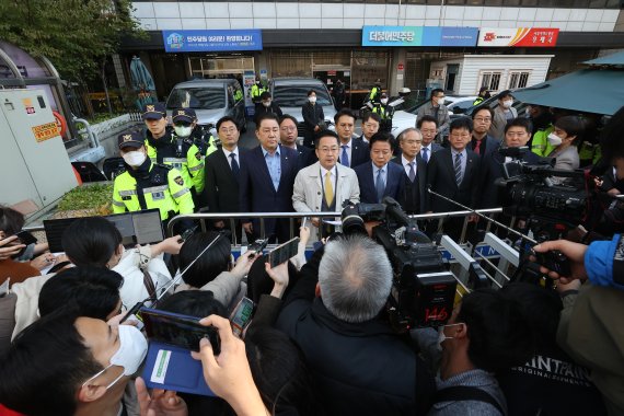 불법 자금 수수 의혹과 관련해 김용 민주연구원 부원장을 체포한 검찰이 24일 서울 영등포구 더불어민주당사를 압수수색한 가운데 박성준 대변인이 입장을 발표하고 있다. 2022.10.24/뉴스1 ⓒ News1 조태형 기자 /사진=뉴스1