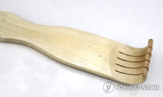 "왜 말을 안들어"..효자손으로 3살·4살 아들 때린 30대 아빠 '집행유예'