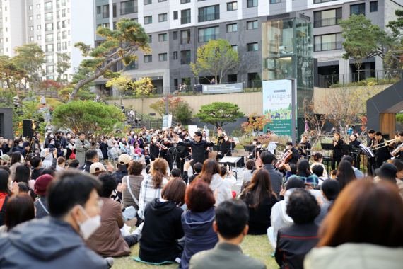 지난 22일 인천광역시 서구 소재 검단신도시 푸르지오 더베뉴에서 입주민들을 위한 음악회가 열리고 있다. 대우건설 제공