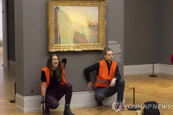 기후활동가들 또 명화 공격…모네 작품에 으깬 감자 투척