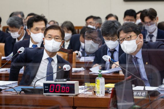 이정식 고용부 장관(왼쪽)과 권기섭 차관이 24일 국회에서 열릴 예정이던 환경노동위원회의 고용노동부 등에 대한 종합감사에서 더불어민주당 의원들의 불참으로 감사개시가 지연되자 대화를 나누고 있다. ⓒ News1 유승관 기자