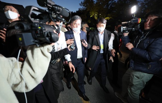 유동규 전 성남도시개발공사 기획본부장이 지난 24일 오후 서울 서초구 서울중앙지법에서 열린 대장동 개발 사업 로비·특혜 의혹 관련 속행 공판을 마친 뒤 건물을 나서고 있다. /사진=연합뉴스