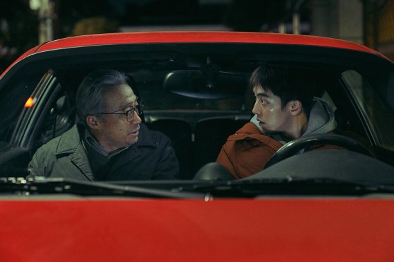 한국 근현대사의 아픔을 스크린으로 옮긴 극영화와 다큐멘터리가 연이어 개봉된다. 극영화 '리멤버'
