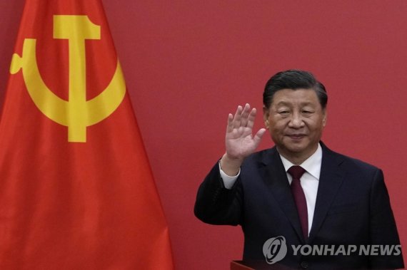 Chinese President Xi Jinping waves at an event to introduce new members of the Politburo Standing Committee at the Great Hall of the People in Beijing, Sunday, Oct. 23, 2022. (AP Photo/Ng Han Guan)