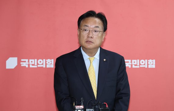 [서울=뉴시스] 전진환 기자 = 정진석 국민의힘 비상대책위원장이 지난 24일 국회에서 열린 비상대책위원회의를 마친 뒤 취재진의 질문에 답변하고 있다. (공동취재사진) 2022.10.24. photo@newsis.com. /사진=뉴시스