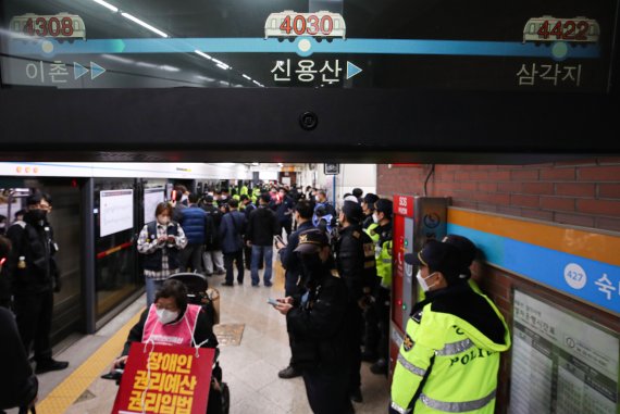 전장연 지하철 4·5·9호선 시위..."장애인 권리 예산 보장해야"