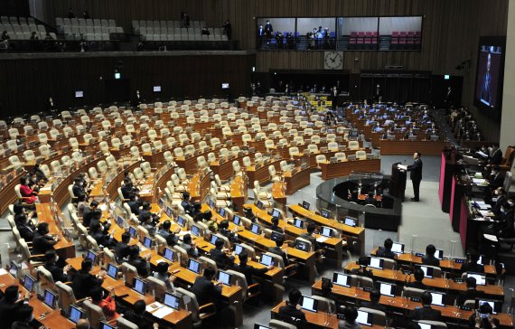 윤석열 대통령이 25일 오전 서울 여의도 국회에서 열린 제400회 국회(정기회) 제10차 본회의에서 2023년 예산안 시정연설을 하고 있다. 이날 더불어민주당은 '대장동 특검'과 대국민 사과를 요구했으나 윤석열 대통령이 사실상 거부해 불참했다. (공동취재) 2022.10.25/뉴스1