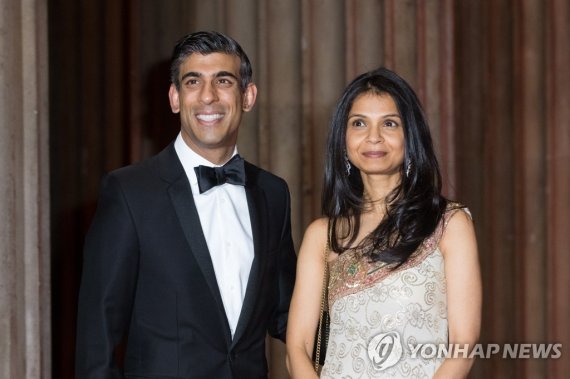 리시 수낵 영국 총리 내정자와 부인 아크샤타 무르티 epa09741862 Britain?s Chancellor of the Exchequer Rishi Sunak (L) and his wife Akshata Murthy (R) arrive for the British Asian Trust Reception at the British Museum in London, Britain, 09 February 2022. The Prince of Wales founded the British Asian Trust in 2007, alongsi