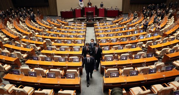 윤석열 대통령이 25일 오전 국회 본회의장에서 내년도 정부 예산안에 대한 시정연설을 마친 뒤 텅 빈 야당 의원석을 지나 퇴장하고 있다. 연합뉴스