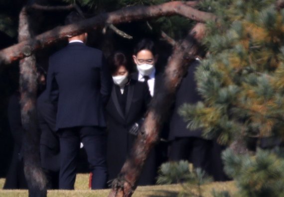 [수원=뉴시스] 조성우 기자 = 이재용 삼성전자 부회장, 홍라희 전 리움미술관장 등 가족들이 25일 오전 경기도 수원시에 위치한 가족 선영에서 진행된 고 이건희 회장 1주기 추도식에 참석하고 있다. 2021.10.25. xconfind@newsis.com