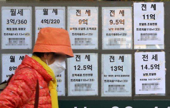 서울 시내 한 부동산중개업소에 붙여있는 전세매물 안내문. /뉴스1
