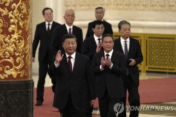 새 지도부와 함께 인사하는 시진핑. 연합뉴스