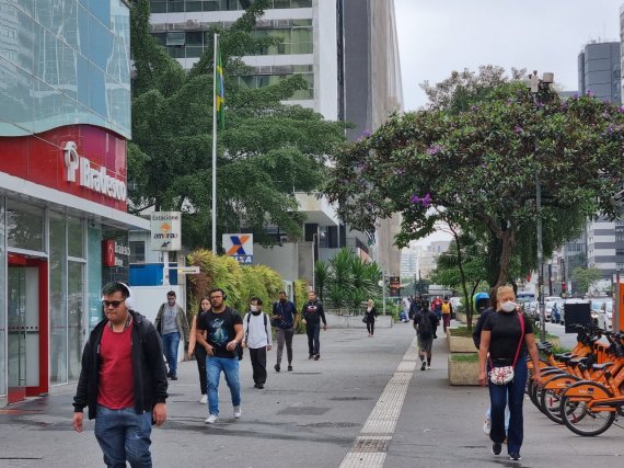 브라질 대선 결선 전 마지막 월요일인 24일(현지시간) 상파울루 번화가 아베니다 파울리스타는 이른 아침부터 분주한 모습이다. 2022. 10. 24. ⓒ News1 최서윤 기자
