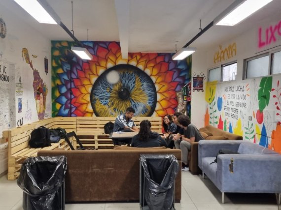 24일(현지시간) 브라질 상파울루 가톨릭대 국제관계학과 학생들이 과방에서 담소를 나누고 있다. 안쪽 벽에 룰라 포스터가 보인다. 2022. 10. 24.