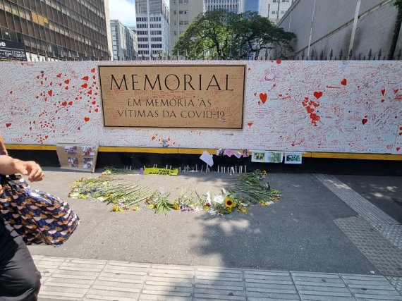 브라질 상파울루에 마련된 코로나19 희생자 추모의 벽. '모두가 자이르 보우소나루(현 대통령)에 의한 희생자'라는 낙서가 눈에 띈다. 2022. 10. 24. ⓒ News1 최서윤 기자