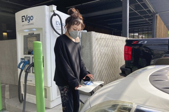 지난달 30일 미국 오리건주 포틀랜드에서 한 시민이 전기차를 충전하고 있다.AP연합뉴스