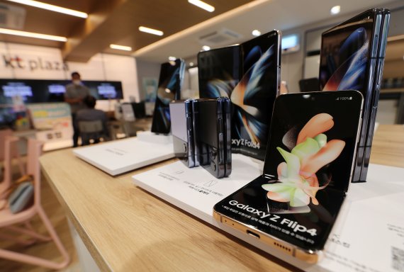 삼성전자 새 폴더블폰 '갤럭시Z폴드4'(폴드4)와 '갤럭시Z플립4'(플립4). 2022.8.23/뉴스1 ⓒ News1 박세연 기자