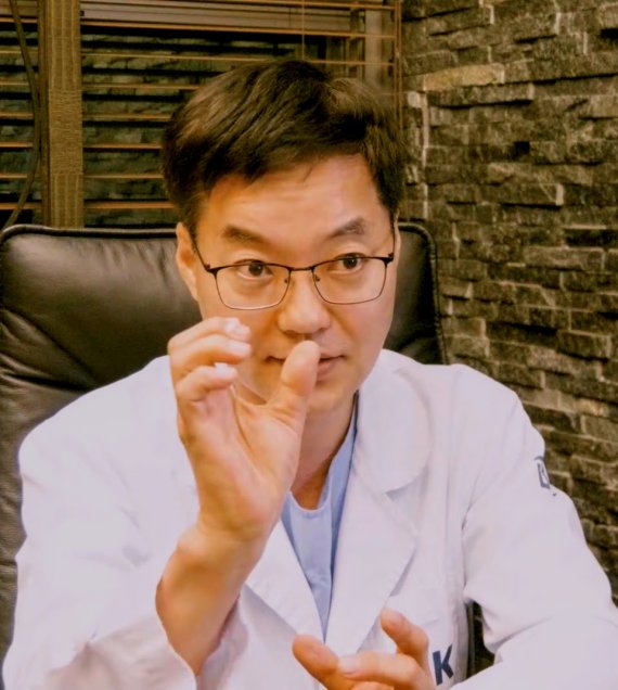 김병건 BK메디컬그룹 대표 겸 비티씨코리아닷컴 최대주주가 27일 서울 강남구 BK성형외과에서 암호화폐 거래사이트 빗썸 인수 배경 등을 설명하고 있다. 2018.10.28/뉴스1 ⓒ News1 황덕현 기자