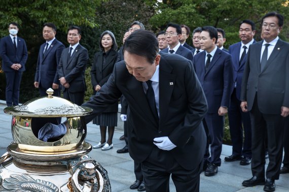 윤석열 대통령이 박정희 전 대통령 서거 43주기를 하루 앞둔 25일 오후 서울 동작구 국립서울현충원을 방문, 박 전 대통령 묘역을 참배하고 있다. [대통령실 제공] 연합뉴스