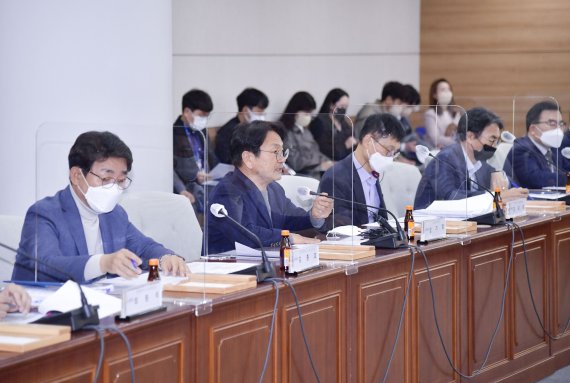[광주=뉴시스] 강기정 광주시장이 25일 오후 시의회 대회의실에서 열린 무등산 난개발 방지를 위한 민·관·정위원회 15차 본회의에 참석, 옛 신양파크호텔 공유화사업과 관련해 회의를 주재하고 있다. (사진 = 광주시 제공) *재판매 및 DB 금지