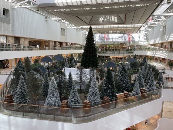 서울 영등포구에 위치한 더현대 서울 5층 사운즈 포레스트에 크리스마스 연출물이 설치되고 있다. 현대백화점 제공.