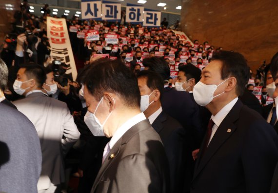 민주당 "사과하라"…피켓 시위 지나가는 尹대통령윤석열 대통령이 25일 오전 내년도 예산안 시정연설을 하기 위해 국회 본청에 도착, 국회의장단 환담을 위해 접견실로 이동하고 있다. 이날 민주당은 윤 대통령의 국회 무시 발언을 사과하라며 침묵시위를 벌였다. 연합뉴스