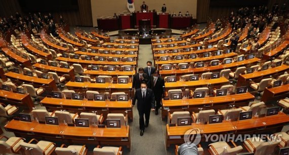 윤석열 대통령이 25일 오전 국회 본회의장에서 내년도 정부 예산안에 대한 시정연설을 마친 뒤 텅 빈 야당 의원석을 지나 퇴장하고 있다. /사진=연합뉴스