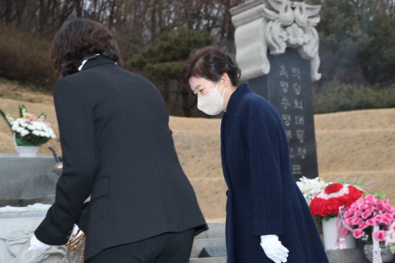 [서울=뉴시스] 조수정 기자 = 24일 서울삼성병원에서 퇴원한 박근혜 전 대통령이 서울 동작구 국립서울현충원에 안장된 고 박정희, 육영수 대통령 부부 묘역을 찾아 헌화와 분향을 마친 뒤 돌아서고있다. (공동취재사진) 2022.03.24. chocrystal@newsis.com