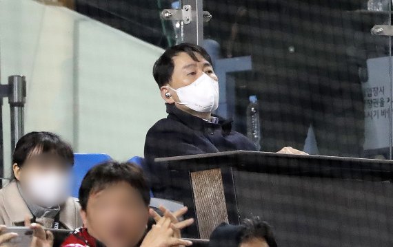 25일 서울 송파구 잠실야구장에서 열린 프로야구 '2022 신한은행 SOL KBO 포스트시즌' 플레이오프 2차전 키움 히어로즈와 LG 트윈스의 경기에서 이장석 전 히어로즈 대표가 경기를 지켜보고 있다. 2022.10.25/뉴스1 ⓒ News1 임세영 기자