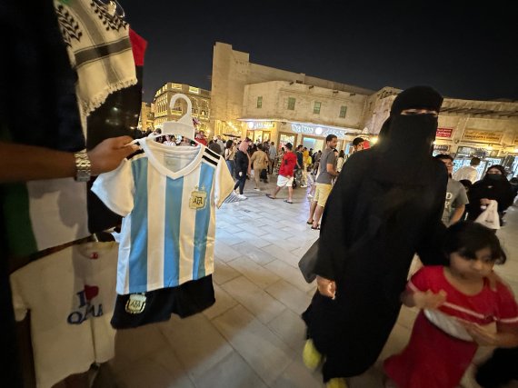 카타르 국왕 "역대 월드컵 개최국 중 전례없이 비판받고 있다"  