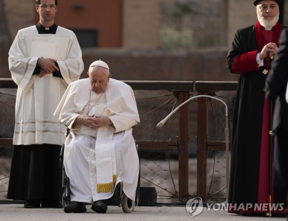 교황, 콜로세움에서 평화의 기도 Pope Francis attends a joint prayer with all Christians at Rome's Colosseum, Tuesday, Oct. 25, 2022, concluding the "Cry for peace" international conference for peace organized by the Community of Sant'Egidio. At right is 122nd Catholicos-Patriarch of the Assyrian Church of the Eas