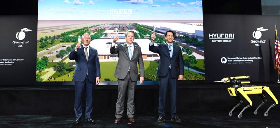 정의선 현대차그룹 회장이 25일(현지시간) 미국 조지아주 브라이언 카운티에서 열린 미국 전기차 전용공장 기공식에 참석해 보스턴다이내믹스의 사족보행 로봇 '스팟'이 건네준 잔을 들고 기념 건배를 하고 있다. 왼쪽부터 정 회장, 브라이언 켐프 조지아 주지사, 호세 무뇨즈 현대차 글로벌 최고운영책임자(COO). 현대차그룹 제공