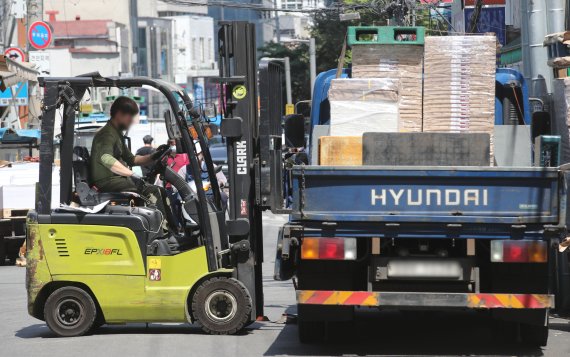 [서울=뉴시스] 권창회 기자 = 서울 시내 한 골목에서 지게차 운전수가 작업하는 모습.(특정 기사 내용과 관계 없음)