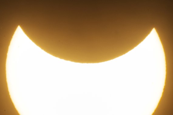 [베이루트=AP/뉴시스] 25일(현지시간) 레바논 베이루트 하늘에서 부분일식이 관측되고 있다. 2022.10.26.