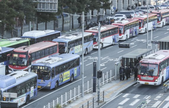 광역 버스 좌석예약제·중간 배차 확대.. 2층 전기버스 공급 속도