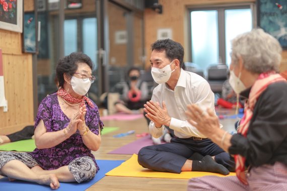 박민식 국가보훈처장(가운데)이 지난 8월31일 오전 광주 남구 오월어머니집을 방문, 김형미 관장 및 어머님들과 요가체험을 하고 있다. 사진=국가보훈처 제공