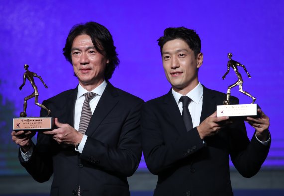 [서울=뉴시스] 고승민 기자 = 24일 서울 양재동 더케이호텔에서 열린 하나원큐 K리그 어워즈 2022에서 K리그1 감독상을 수상한 홍명보 감독과 MVP 이청용이 기념촬영하고 있다. 2022.10.24. kkssmm99@newsis.com