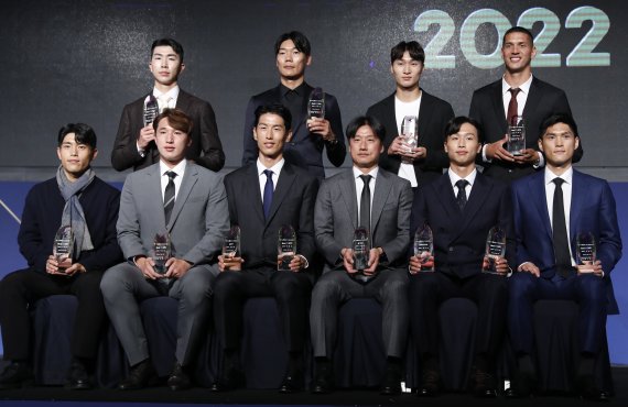 [서울=뉴시스] 고승민 기자 = 24일 서울 양재동 더케이호텔에서 열린 하나원큐 K리그 어워즈 2022에서 K리그2 감독상을 수상한 이정효 감독과 MVP 안영규 등 수상자들이 기념촬영하고 있다. 2022.10.24. kkssmm99@newsis.com