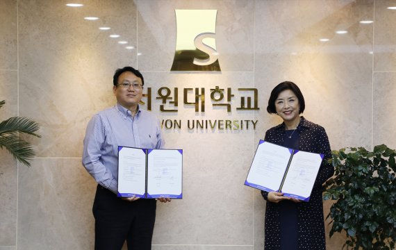 서원대 손석민 총장(왼쪽)과 투핸즈 Michelle Youn 부사장이 26일 인턴십 프로그램 진행과 해외 취업 지원 협약 후 기념촬영을 하고 있다.(서원대학교 제공)/ 뉴스1