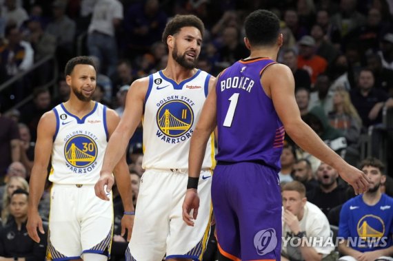 부커에게 얘기하는 클레이 톰프슨 Golden State Warriors guard Klay Thompson (11) and Phoenix Suns guard Devin Booker (1) talk to each other during the second half of an NBA basketball game, Tuesday, Oct. 25, 2022, in Phoenix. Phoenix won 134-105. (AP Photo/Rick Scuteri)