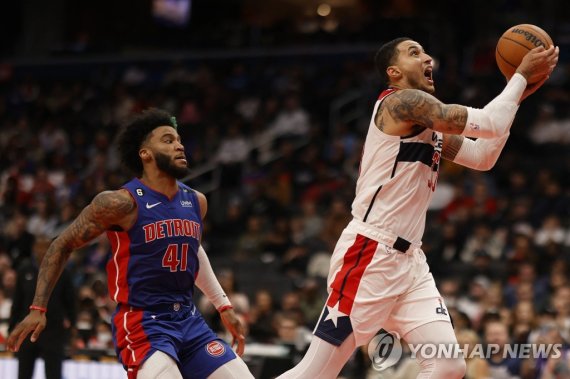 워싱턴 카일 쿠즈마(오른쪽)의 슛 Oct 25, 2022; Washington, District of Columbia, USA; Washington Wizards forward Kyle Kuzma (33) shoots the ball as Detroit Pistons forward Saddiq Bey (41) looks on in the third quarter at Capital One Arena. Mandatory Credit: Geoff Burke-USA TODAY Sports