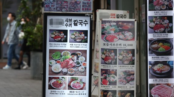 식재료 가격 상승에 시민들과 외식업체 부담이 점점 더 커지고 있다. 사진은 26일 서울 명동의 음식점들이 밀집한 거리 모습. /연합뉴스